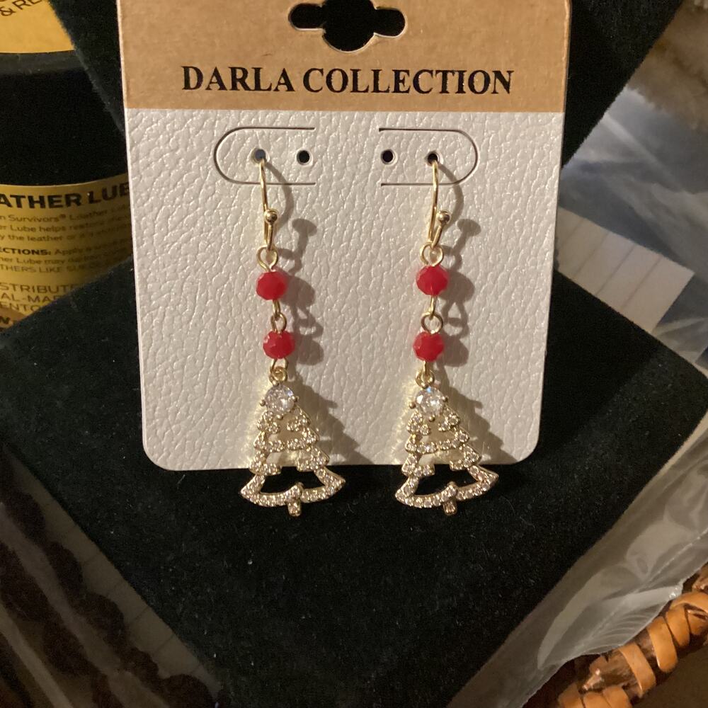 2056 NWT Darla Collection Gold Dangle Earrings w/Xmas Tree Crystals & Red Beads